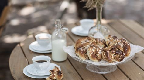 Discover the Swedish Art Of Fika : Coffee, Cake & Catch-ups