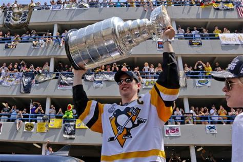 Watch the Pittsburgh Penguins raise the 2017 Stanley Cup banner | PennLive.com