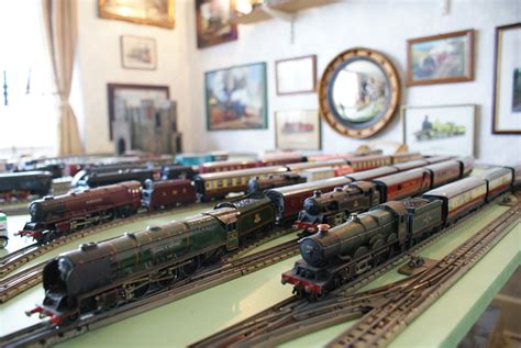 Rod stewart's model train layout ~ Bistrain