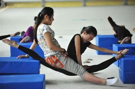 Chinese kids training in Gymnastics Brutal Training Pics - Neeshu.com