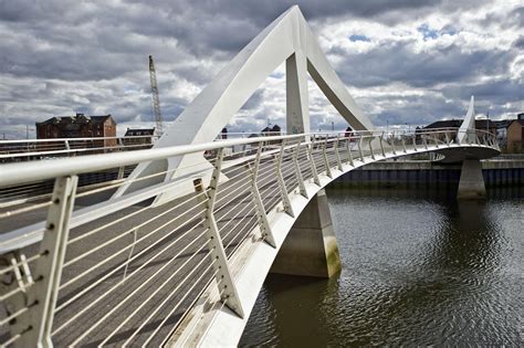 Man seriously injured after plunging from Glasgow city centre bridge into River Clyde sparking ...