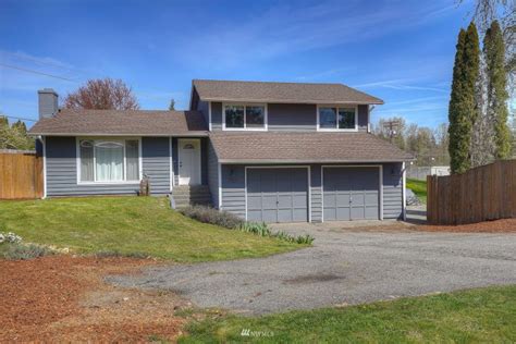 Impeccable 3-Bedroom, 1.75-Bath Home w/Partial Mountain View in Bonney Lake | Erin Dobrinski