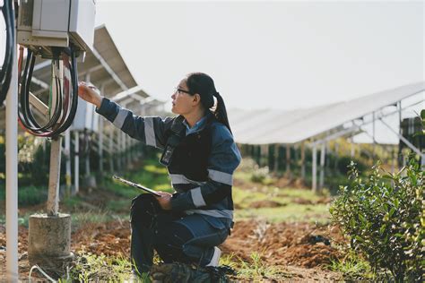 Green energy jobs are on the rise as fossil fuel companies lose workers | Grist