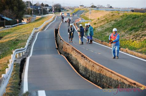 Carretera destruida tras el terremoto y tsunami de Japón