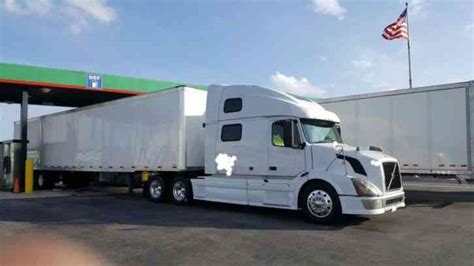 Volvo VNL 780 (2006) : Sleeper Semi Trucks