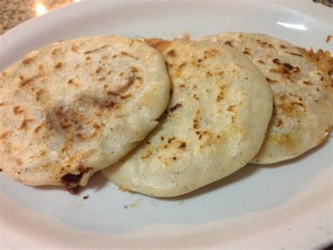 Pupusas De Frijoles Y Queso