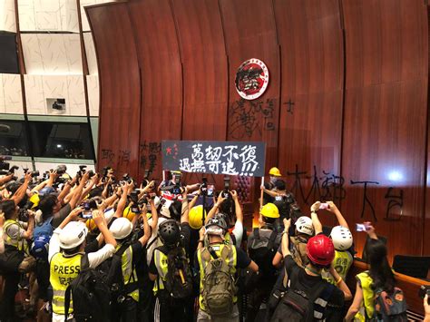 Hong Kong protesters have raised a black sign in the heart of Hong Kong ...