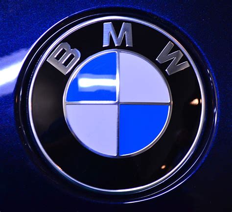 BMW logo badge | Just the BMW logo on a BMW. | Raymond Wald | Flickr