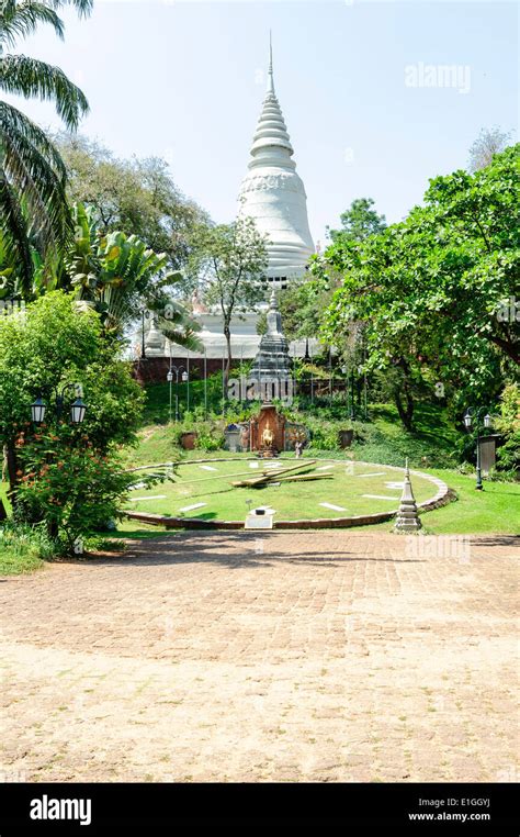 Wat Phnom, Phnom Penh, Cambodia Stock Photo - Alamy