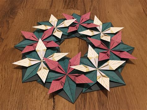 CHRISTMAS WREATH ORIGAMI :: Behance