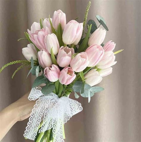 Bó hoa cưới cầm tay cô dâu đẹp - Hoa tulip hồng ý nghĩa tại Cầu Giấy