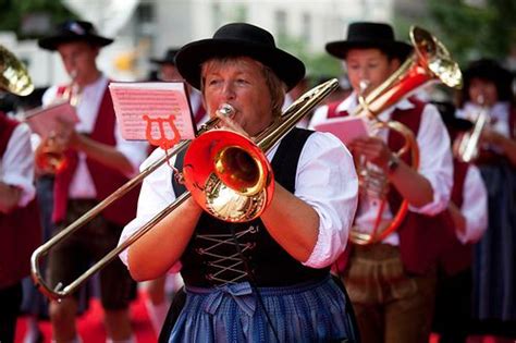 german musicians | Musician, Street musician, Parades