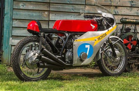 English Engineer Builds Famous Six Cylinder Honda Classic Race Bike from scrap