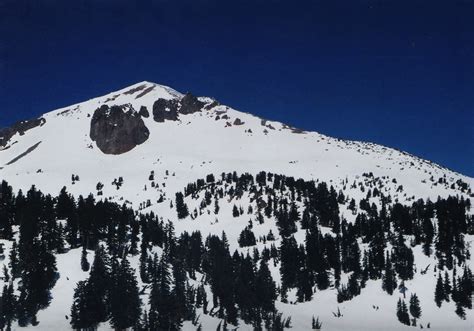 Spectacular Views and Solitude: Winter on Lassen Peak – Sierra Nevada Ally