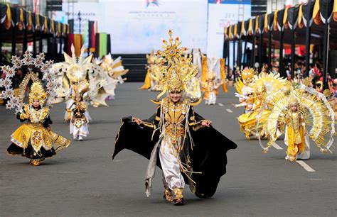 Outrageous Costumes Bring Life to Annual Fashion Carnival Photos - ABC News