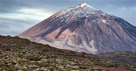 Fears volcano in Tenerife is about to erupt after 20 earthquakes in four days - Mirror Online