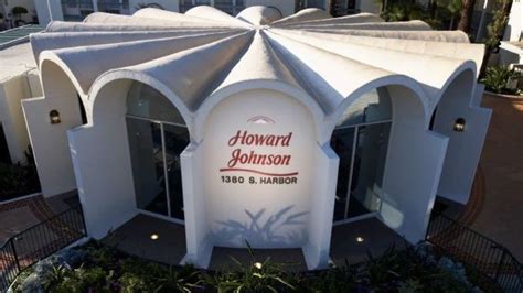 The Howard Johnson Anaheim Hotel Is the Best Deal Near Disneyland ...