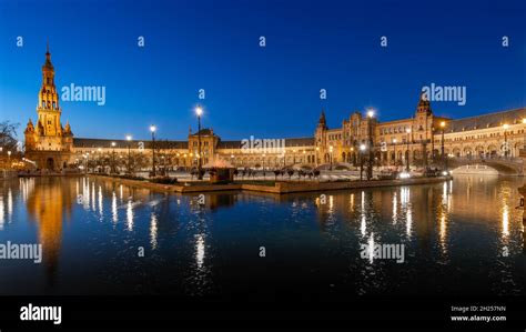 Evening view of Plaza de Espana Stock Photo - Alamy