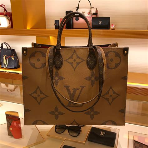 LV Giant Monogram On-The-Go Tote Bag 手袋 LV onthego louis vuitton chanel, 名牌, 袋 & 銀包 - Carousell