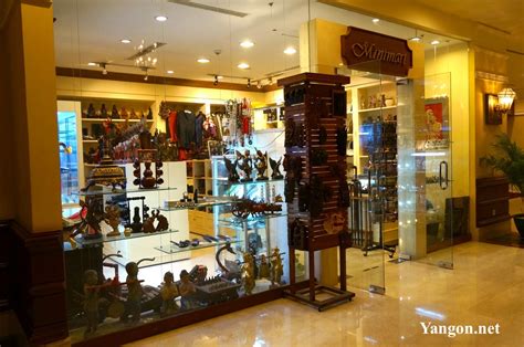 Traders-Hotel-Yangon-Souvenir-Shop