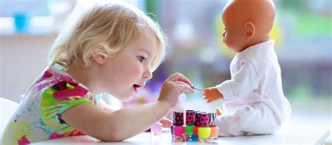 Beneficios de jugar con muñecas para niñas y niños – Aeic