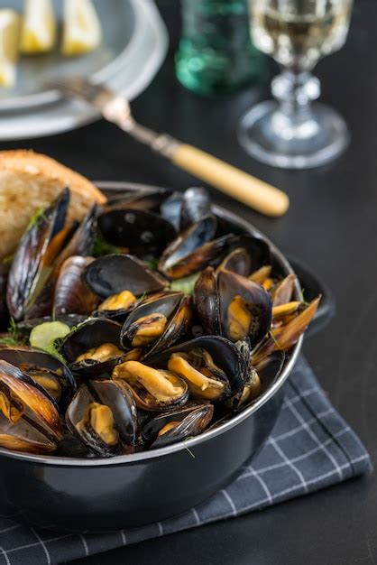 Premium Photo | Steamed mussels in white wine sauce