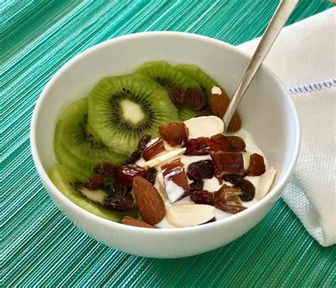 Yogur con Kiwi, Almendras y Uvas Pasas | Recetas de comida, Recetas fáciles, Recetas veganas