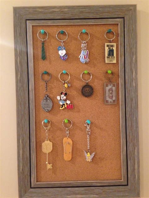 Awesome way to display souvenir keychains!!!! Souvenir Display, Diy ...