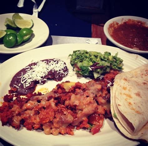 Choriqueso con guacamole, frijoles refritos, tortillas de harina y salsa roja de Chile de árbol ...