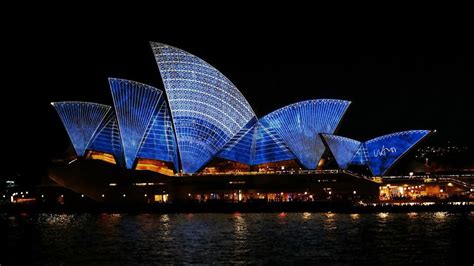 'Lighting the Sails' turns the Sydney Opera House into a psychedelic light show - The Verge