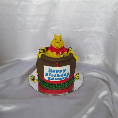 Winnie the Pooh Honey Pot cake - Honey Cakes