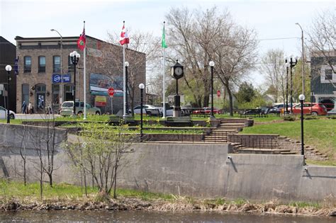 Memorials in Ottawa: Kemptville Millennium Park and Town Clock