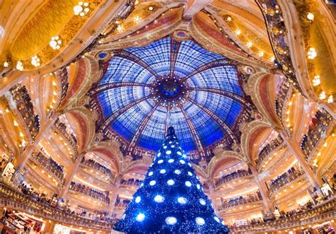 The Christmas tree at Galeries Lafayette – Stock Editorial Photo © masterlu #24087211