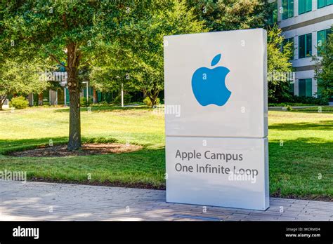 CUPERTINO, CA/USA - JULY 29, 2017: Apple Computer headquarters exterior ...