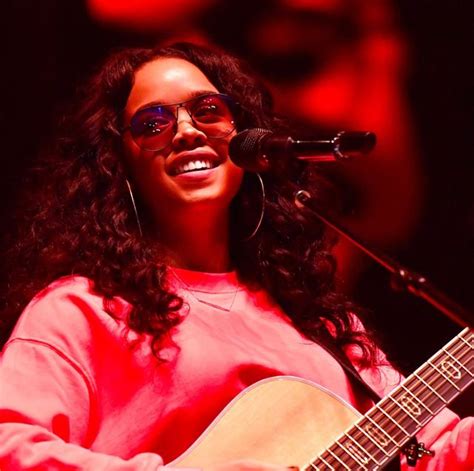 Who Is H.E.R? Everything You Need To Know About The Best R&B Album Grammy - StarBiz.com