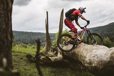 “Crashing is Progressing” Pro-Cyclist Danny MacAskill on Broken Bones and YouTube-Fame