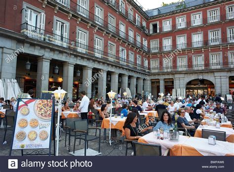 Restaurants in Plaza Mayor in Madrid at lunchtime Stock Photo, Royalty Free Image: 33068258 - Alamy