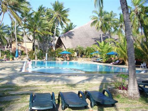 "Pool" Bahari Beach Hotel (Mombasa) • HolidayCheck (Provinz Coast | Kenia)