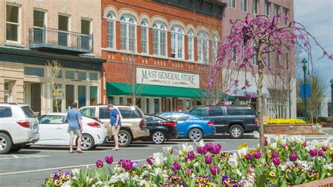 HENDERSONVILLE NC - 2014: Street Corner On Main Street Hendersonville ...