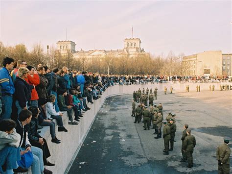 Foto gallery: Demonstrators at the Brandenburg Gate, 10 November 1989 | Chronicle of the Wall