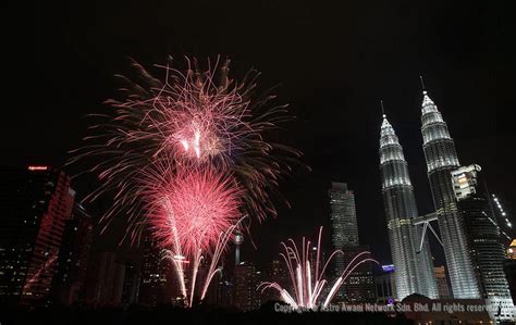 Fireworks display | New Year celebrations in Malaysia | Foto | Astro Awani