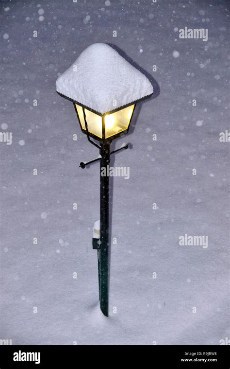 Lamp post snow hi-res stock photography and images - Alamy