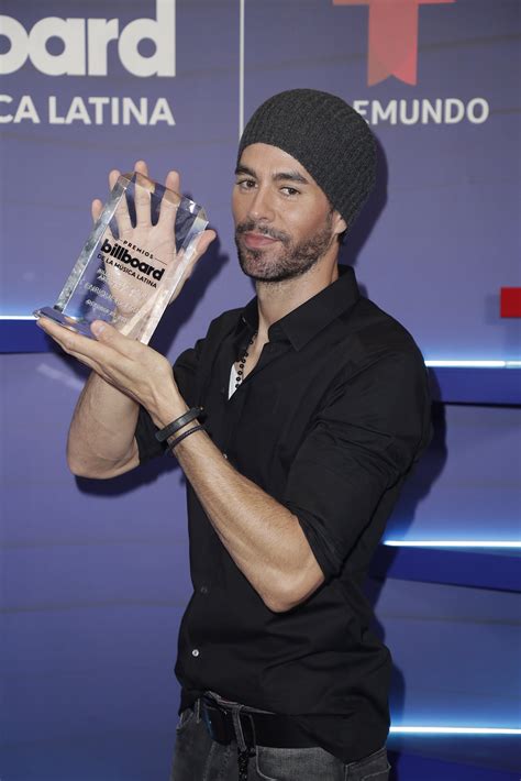 Enrique Iglesias, emocionado tras recibir el Premio de Artista Latino Más Grande de la Historia