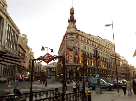 Calle de Alcala, antes de llegar a la Puerta del Sol, Madrid (Alcala street, before arriving at ...