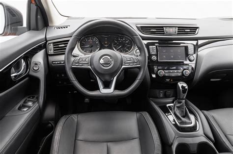 2017 Nissan Rogue Sport SL AWD dashboard - Motor Trend en Español