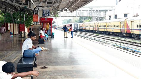 Passengers call for better upkeep of Dindigul railway station - The Hindu