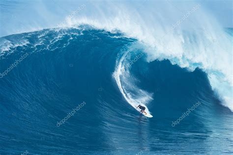 Surfer Rides GIant Wave at Jaws – Stock Editorial Photo ...