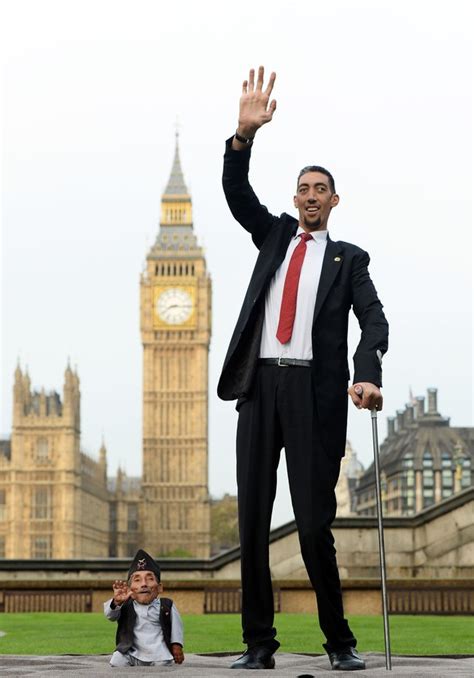 (photos) The Tallest Man And The Shortest Man In The World Meet For A ...