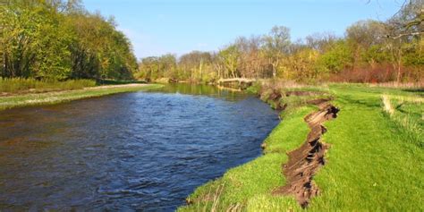 How to Stop Erosion on River Banks with Natural Materials