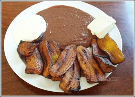 Clásivo desayuno salvadoreño: frijoles fritos, queso, plátanos fritos y crema. El Salvador ...